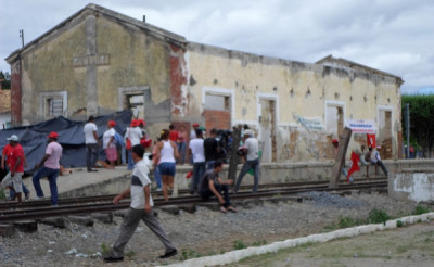 Ferrovia teve reintegração de posse, mas manifestantes saíram antes - FOTO Divulga-Ceta