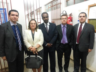 Na foto acima, estão os quatro juízes criminais de Vitória da Conquista, em companhia do juiz auxiliar do Conselho Nacional de Justiça (CNJ), Douglas de Melo Martins, na visita surpresa para inspeção no Presídio Regional Nilton Gonçalves, no dia 29 de agosto passado | Foto: Divulgação