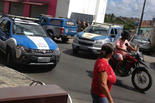 Plant O Policial Carro De Professora Atingido Por Bala Perdida