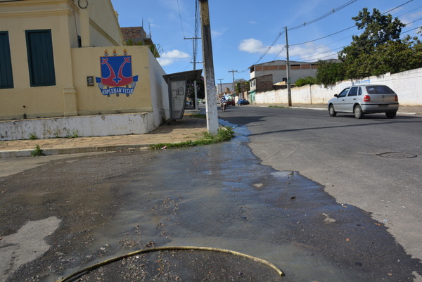 Cenas Urbanas esgoto estoura e lança água fedorenta pelas ruas de