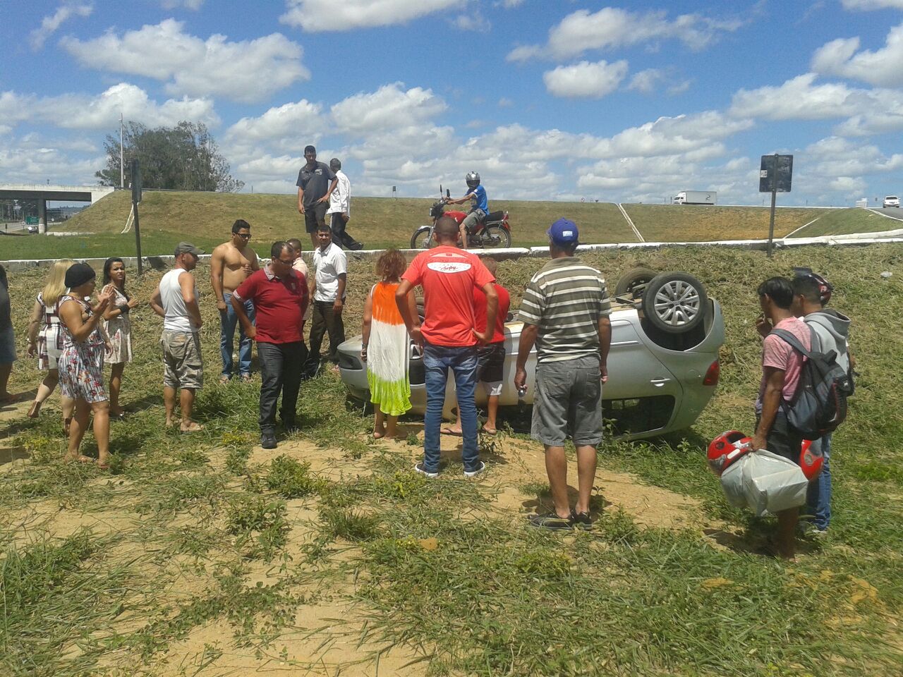 Acidente de Transito carro tomba em alça do Anel Rodoviário de Vitória