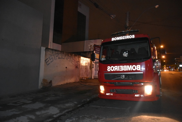 Chamado de Urgência Bombeiros apagam fogo ao lado de clínicas em