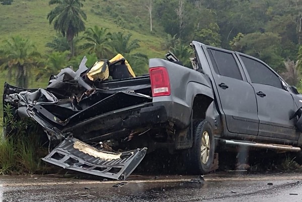 Tragédia no Sul Baiano batida entre caminhonete e carreta mata quatro