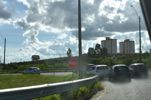 Anel Rodoviário Jadiel Vieira Matos batida envolve carros e moto em