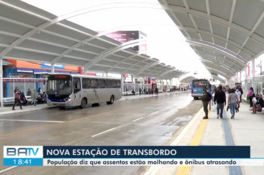 BATV usuários reclamam da chuva que cai nos assentos e a demora dos