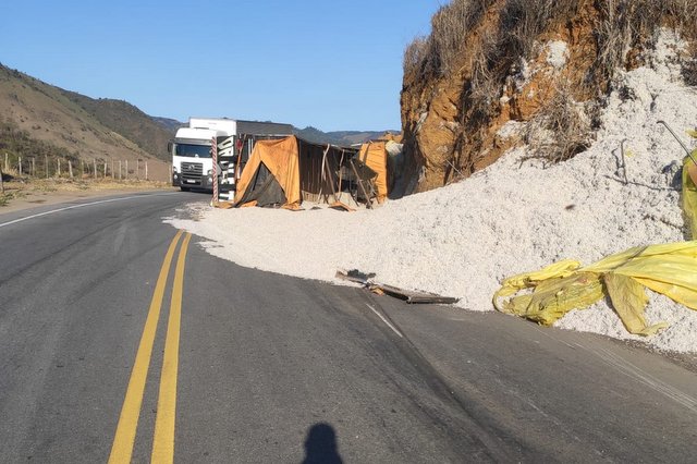 Acidente na Serra do Marçal motorista evita tragédia e bate carreta