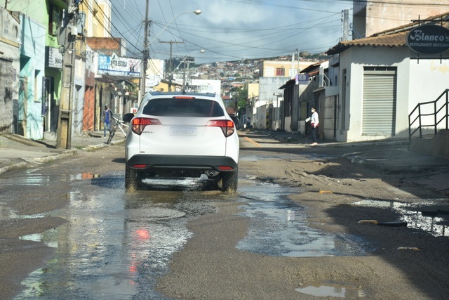 Fedorzão na Cidade galeria estoura e lança água podre pelas vias de