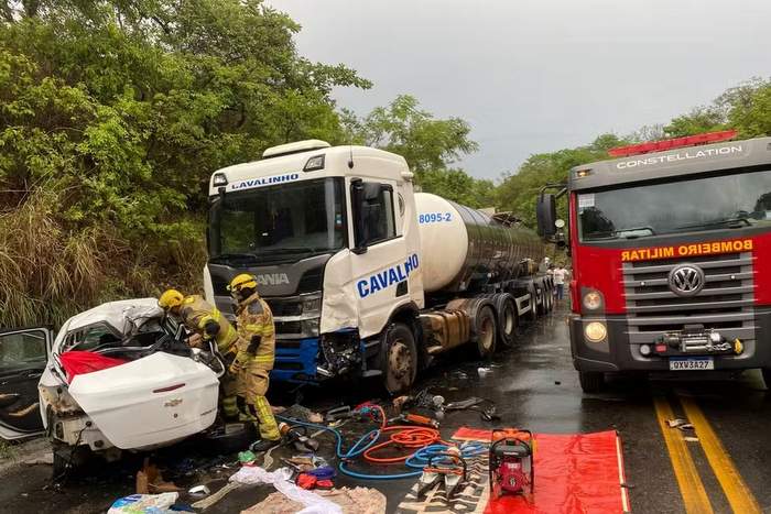 Tragédia na na BR 251 duas crianças e dois adultos morrem após batida