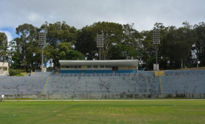 Estádio Municipal Lomanto Júnior | refletores seguem com defeito e cogumelo nasce no gramado entre o mato