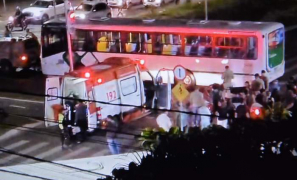 Avenida Olívia Flores | batida entre moto e ônibus deixa duas vítimas feridas em Vitória da Conquista