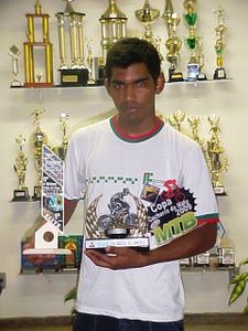 Na sala de troféus do Instituto Federal de Educação, Ciência e Tecnologia da Bahia (IFBA), o esportista exibe orgulhoso os frutos de suas vitórias