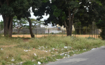 Campo do Adelmário Pinheiro | lixão e matagal são alvos de queixas de desportistas e vizinhança em Vitória da Conquista