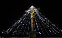 Cartão Postal: iluminado, Cristo Crucificado ganha formato de Árvore de Natal em Vitória da Conquista