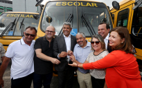 Governo Baiano | Jerônimo entrega Ônibus Escolar para Vitória da Conquista e outros 54 municípios