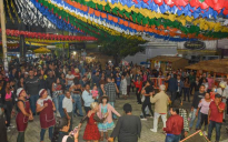 Arraiá da Conquista | noite de festa ainda movimenta a Praça 9 de Novembro em comemoração a São Pedro